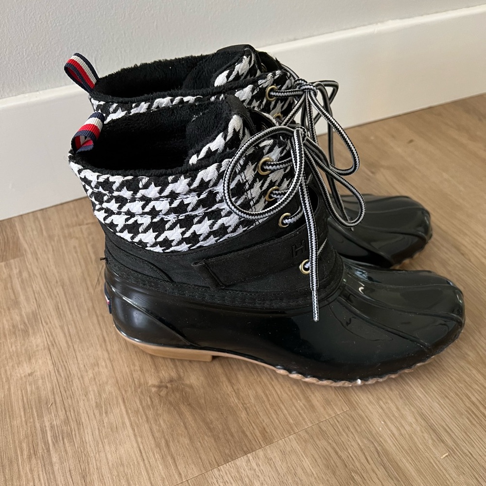 Tommy Hilfiger boots. Black/white houndstooth with glossy finish. size 8
